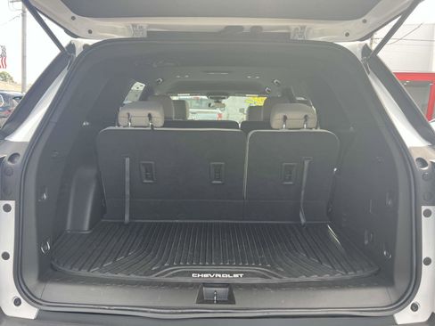 Used 2023 Chevrolet Traverse LS image 9