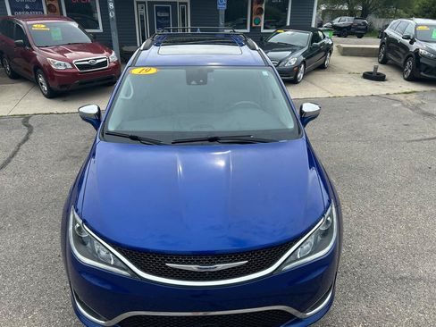Used 2019 Chrysler Pacifica Limited w/ Tire & Wheel Group FWD image 7