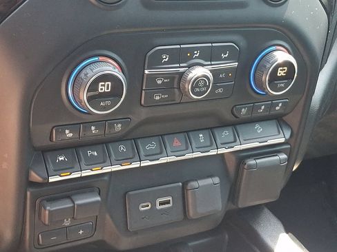 Used 2019 Chevrolet Silverado 1500 LTZ w/ LTZ Premium Package AWD/4WD image 17
