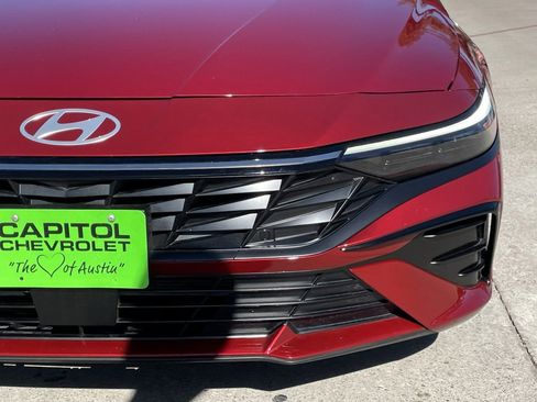 Used 2025 Hyundai Elantra Limited image 7