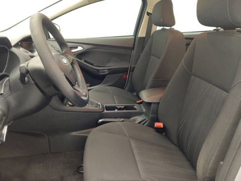 Used 2018 Ford Focus SE w/ SE Appearance Package FWD image 17
