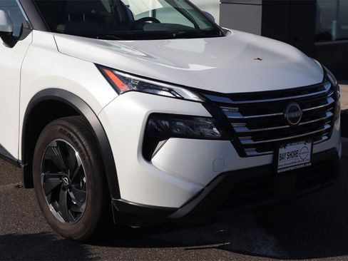 Used 2024 Nissan Rogue SV w/ SV Premium Package image 3