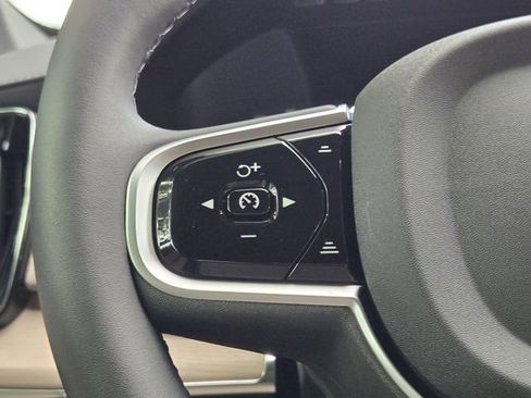 Used 2025 Volvo XC90 B5 Core image 29