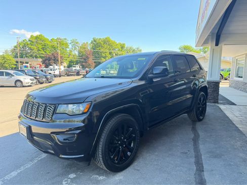 Used 2018 Jeep Grand Cherokee Altitude AWD/4WD image 3