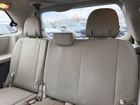 Used 2017 Toyota Sienna XLE image 28