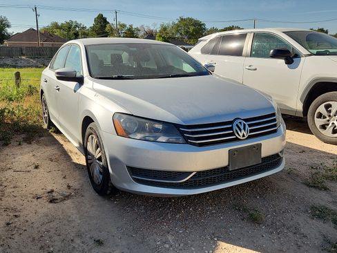 Used 2015 Volkswagen Passat 1.8T S FWD image 1