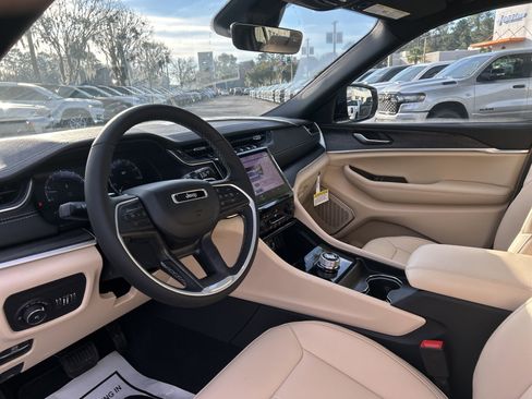 New 2025 Jeep Grand Cherokee Limited w/ Black Appearance Package image 16