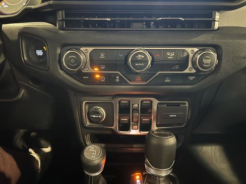 Used 2025 Jeep Gladiator Sport image 19