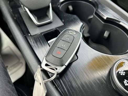 Used 2025 Nissan Rogue S AWD/4WD image 91