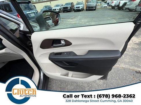 Used 2017 Chrysler Pacifica Touring-L image 21