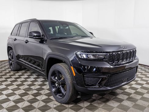 Used 2023 Jeep Grand Cherokee Altitude AWD/4WD image 14