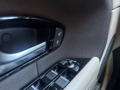 Used 2018 Land Rover Range Rover Evoque SE Premium image 27