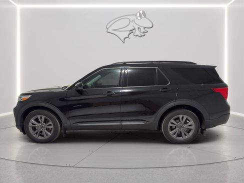 Used 2022 Ford Explorer XLT w/ Equipment Group 202A AWD/4WD image 2
