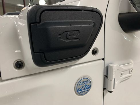 Used 2023 Jeep Wrangler Unlimited Sahara AWD/4WD image 7