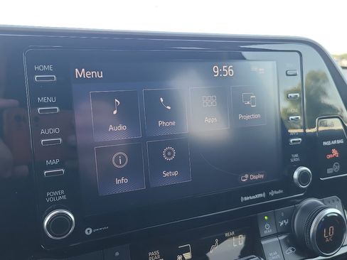 Used 2022 Toyota Highlander XLE AWD/4WD image 25