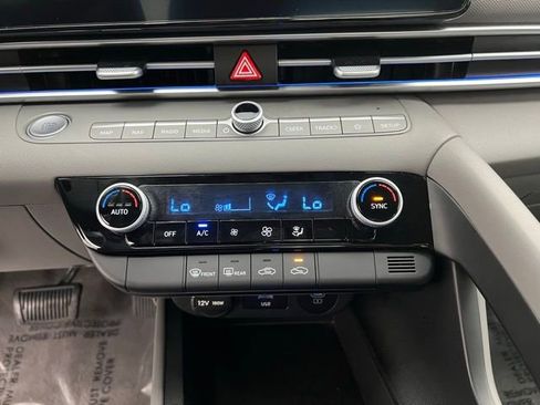 Used 2024 Hyundai Elantra SEL image 18