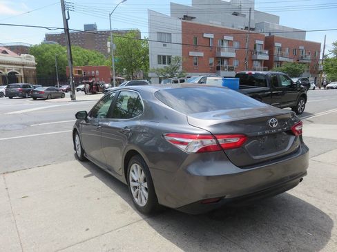 Used 2018 Toyota Camry LE FWD image 5