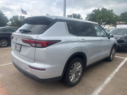 Used 2022 Mitsubishi Outlander ES image 3