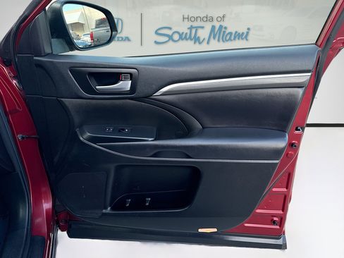 Used 2018 Toyota Highlander SE image 36