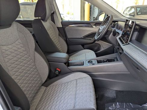 Certified 2025 Volkswagen Tiguan SE FWD image 20
