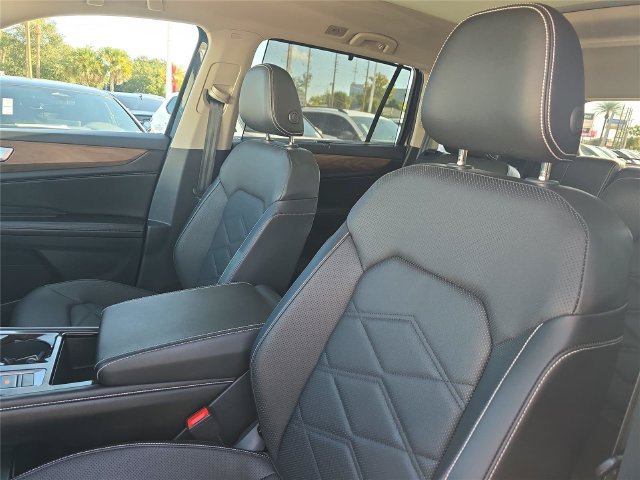 Used 2024 Volkswagen Atlas SE w/ Panoramic Sunroof Package FWD image 16