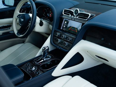 Used 2024 Bentley Bentayga image 20