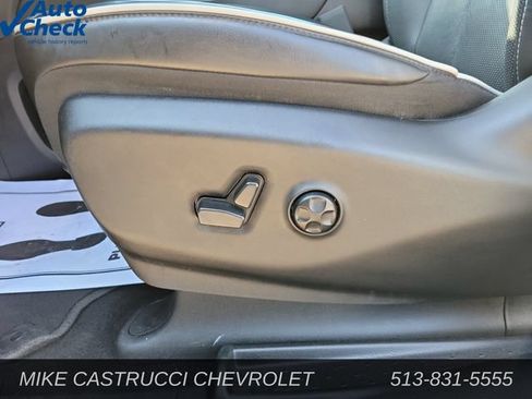 Used 2024 Chrysler Pacifica Limited w/ Uconnect Theater Family Group FWD image 22