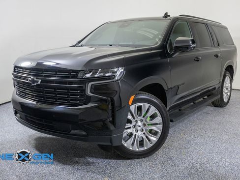 Used 2023 Chevrolet Suburban RST w/ Luxury Package AWD/4WD image 3