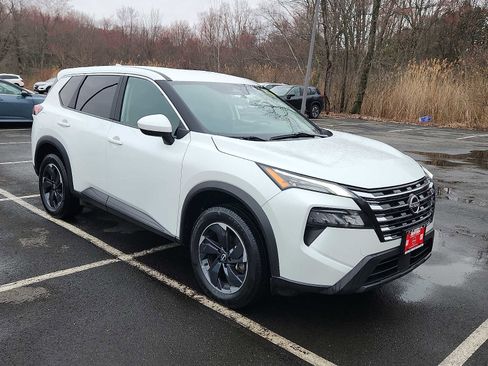 Used 2024 Nissan Rogue SV image 3