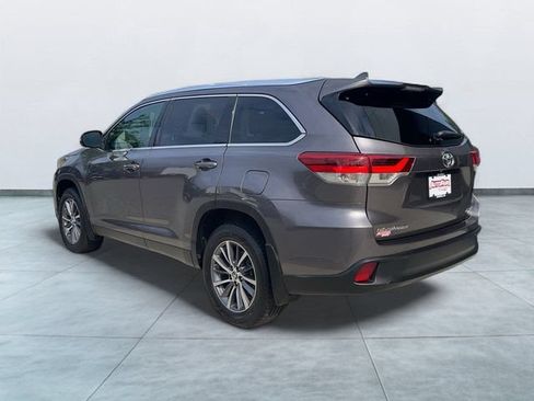 Used 2019 Toyota Highlander XLE AWD/4WD image 5