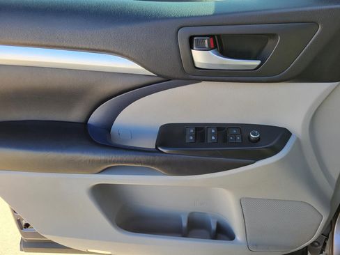 Used 2017 Toyota Highlander XLE image 24