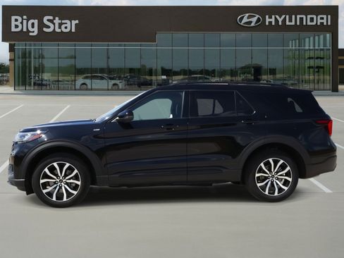 Used 2025 Ford Explorer ST-Line image 3