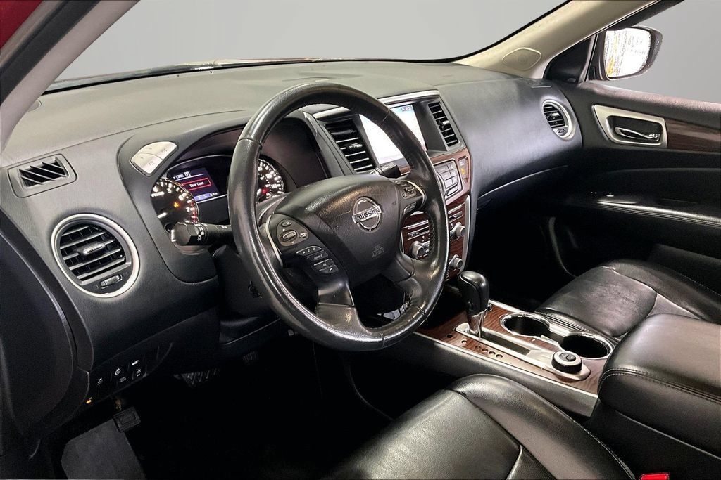 Used 2018 Nissan Pathfinder Platinum AWD/4WD image 17