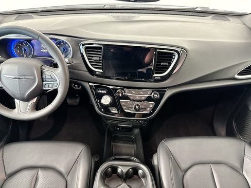 Used 2025 Chrysler Pacifica Select FWD image 14