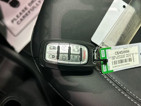 Used 2026 Chrysler Pacifica Select image 22