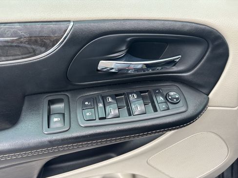 Used 2015 Chrysler Town & Country Touring FWD image 27