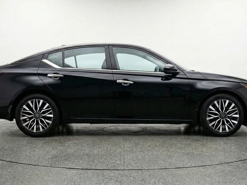 Used 2025 Nissan Altima 2.5 SV FWD image 11