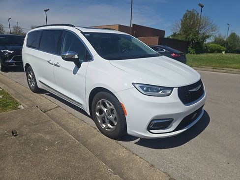 Used 2023 Chrysler Pacifica Limited image 2