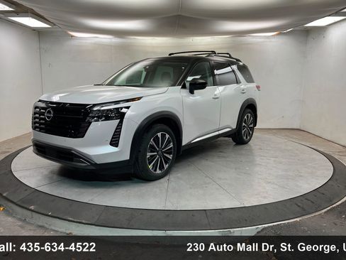 New 2026 Nissan Pathfinder Platinum image 1