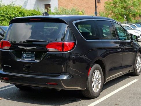 Used 2023 Chrysler Voyager LX image 7