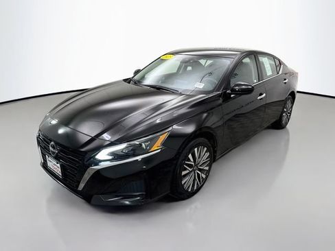 Used 2023 Nissan Altima 2.5 SV AWD/4WD image 3