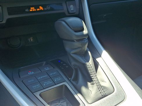 Used 2025 Toyota RAV4 XLE AWD/4WD image 15