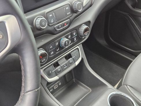 Used 2024 GMC Terrain SLT w/ Elevation Edition AWD/4WD image 9