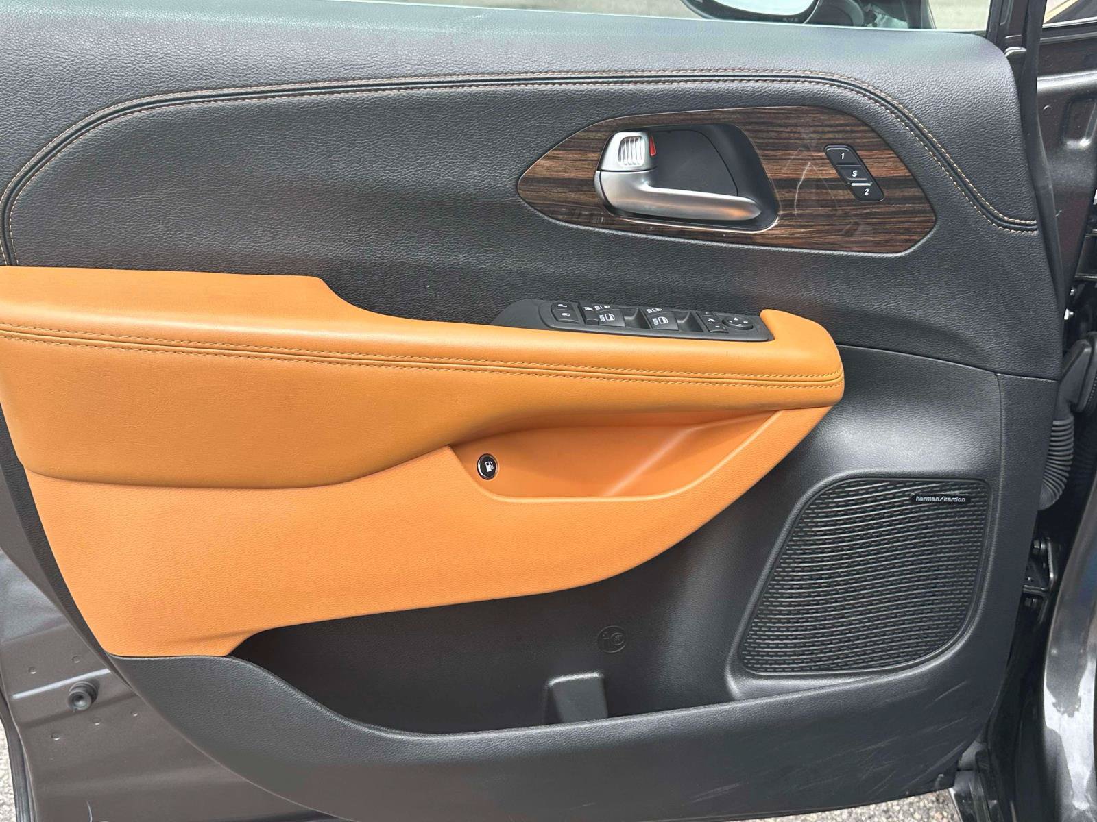 Used 2023 Chrysler Pacifica Pinnacle FWD image 16