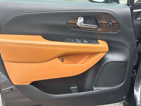 Used 2023 Chrysler Pacifica Pinnacle FWD image 16