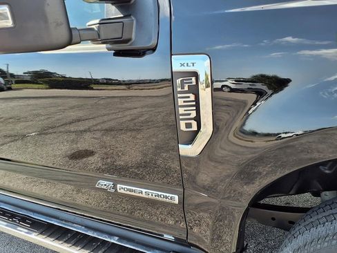 Used 2022 Ford F250 XLT w/ XLT Premium Package image 11