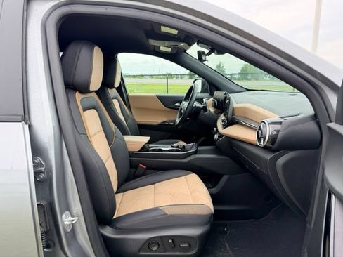 Used 2025 Chevrolet Equinox ACTIV w/ Safety and Technology Package FWD image 11