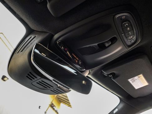 Used 2021 Volvo XC40 T4 R-Design image 27