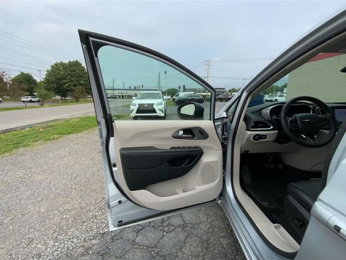 Used 2023 Chrysler Pacifica Touring-L FWD image 20
