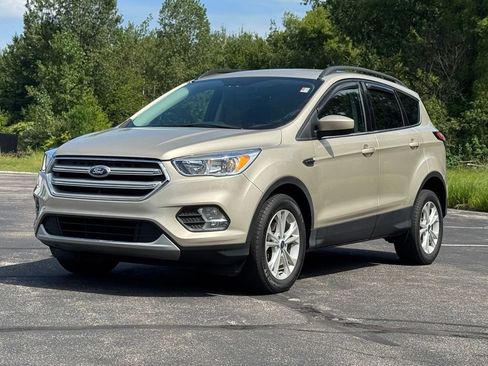 Certified 2018 Ford Escape SE FWD image 3